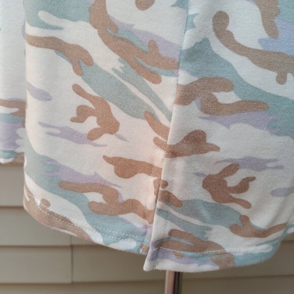 143 Story Line Up Multicolor Camo Print Top Long Sleeve V-Neck Stretch - Picture 7 of 10